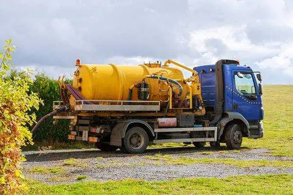 Les Dégâts d’Eau Causés par des Canalisations Obstruées : L’Importance de Déboucher une Canalisation